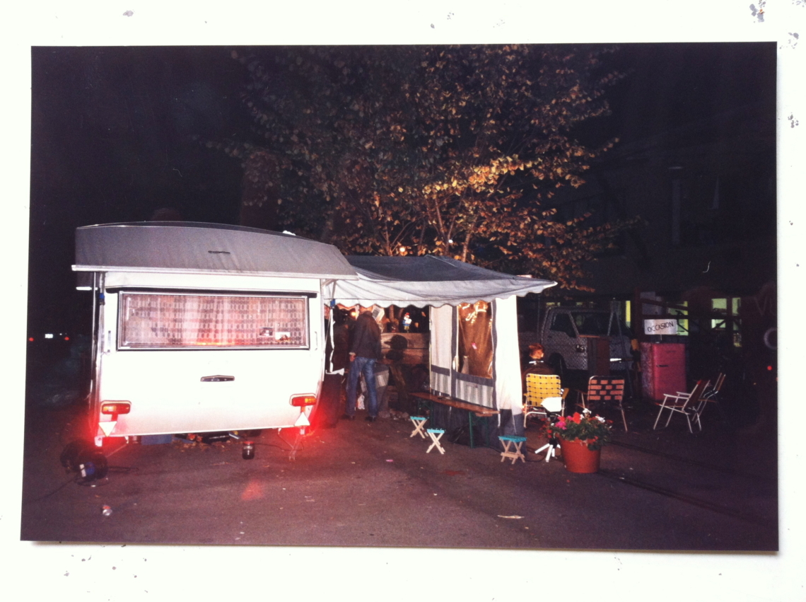 message salon Wohnwagen, Pfingstweidstrasse Zürich, 1999