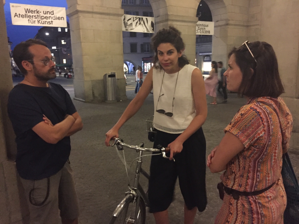 Vor dem Museum Helmhaus, mit den Le Foyer Betreiberinnen Gabrielle Schaad und Yasmin Afaschar