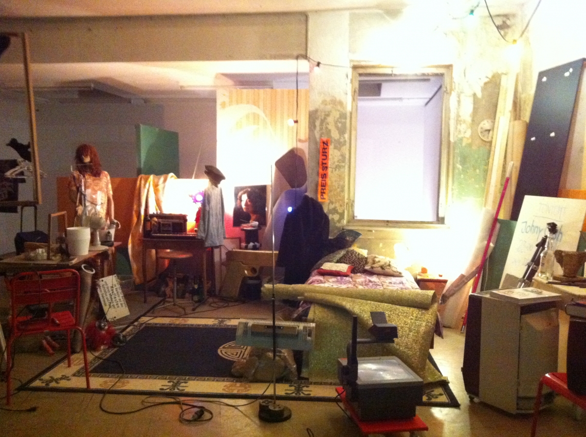 nature et  nu, Atelier.
Installationsansicht, Szene von Zainab Lascandri