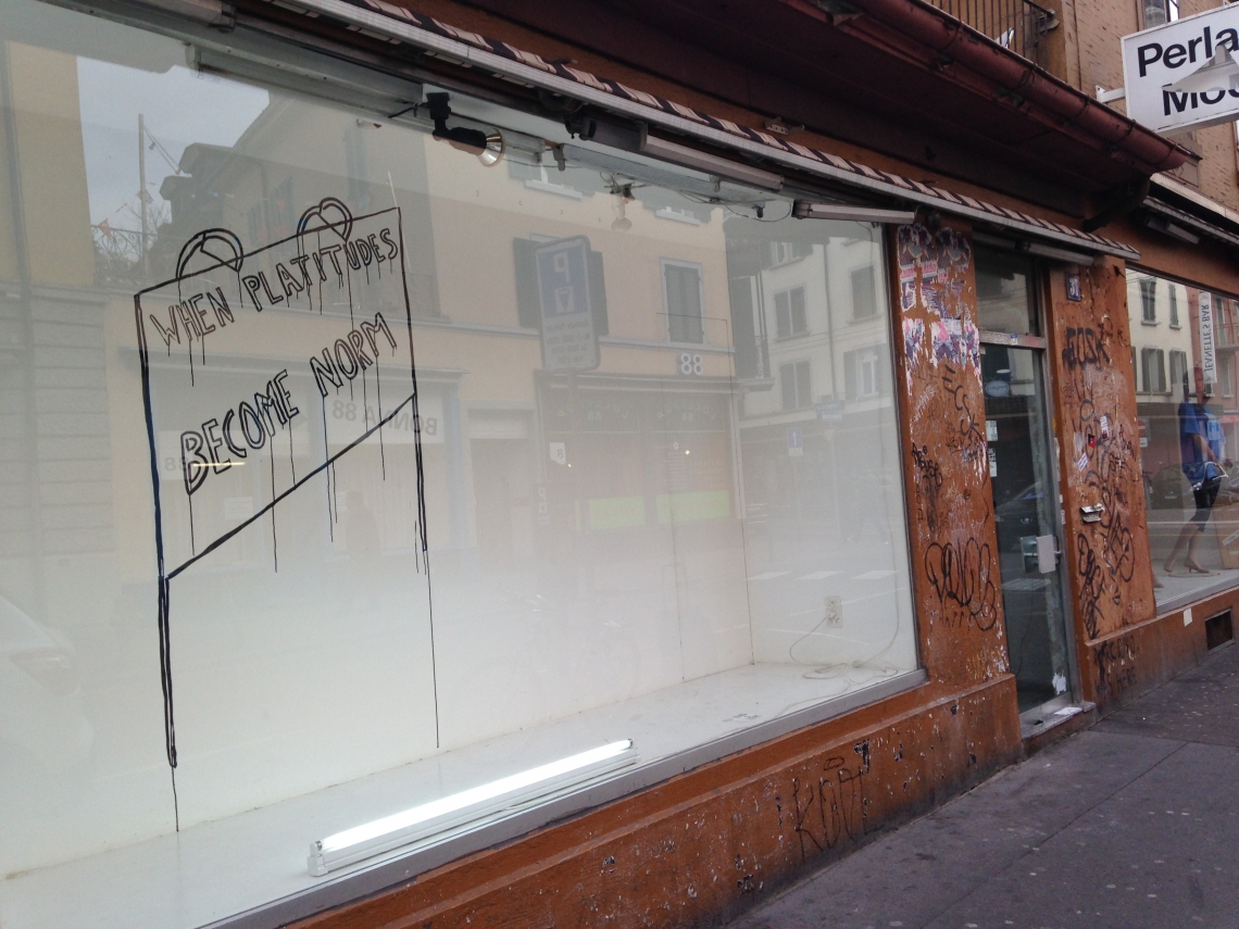 Stefan Sulzer «when plattidude becomes norm». Installationsansicht Schaufenster Brauerstrasse, Perla-Mode