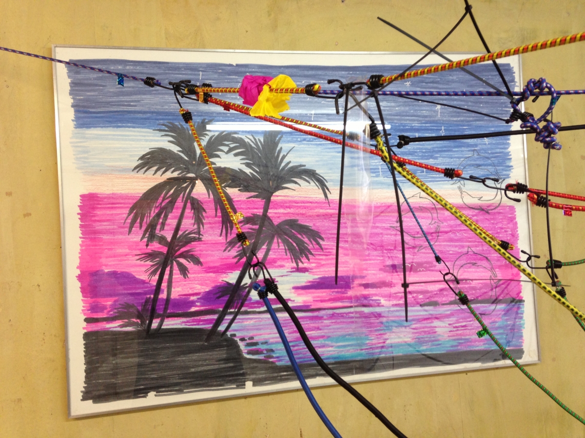 Veli&Amos: Follow The Outline. Gepäckträgerseil, Papier, Plastik, Marker 2013