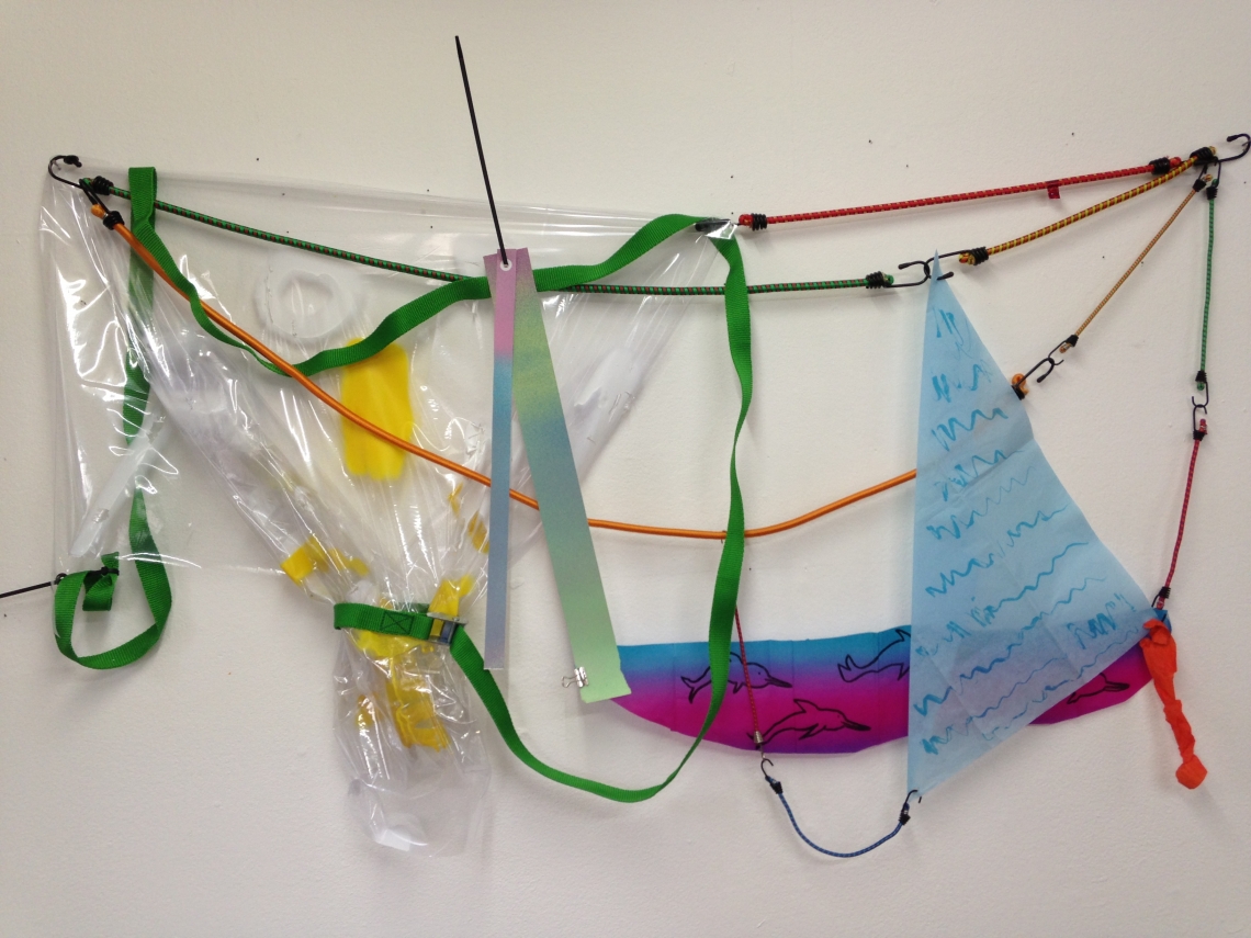 Veli&Amos: Follow The Outline. Gepäckträgerseil, Papier, Plastik, Marker 2013