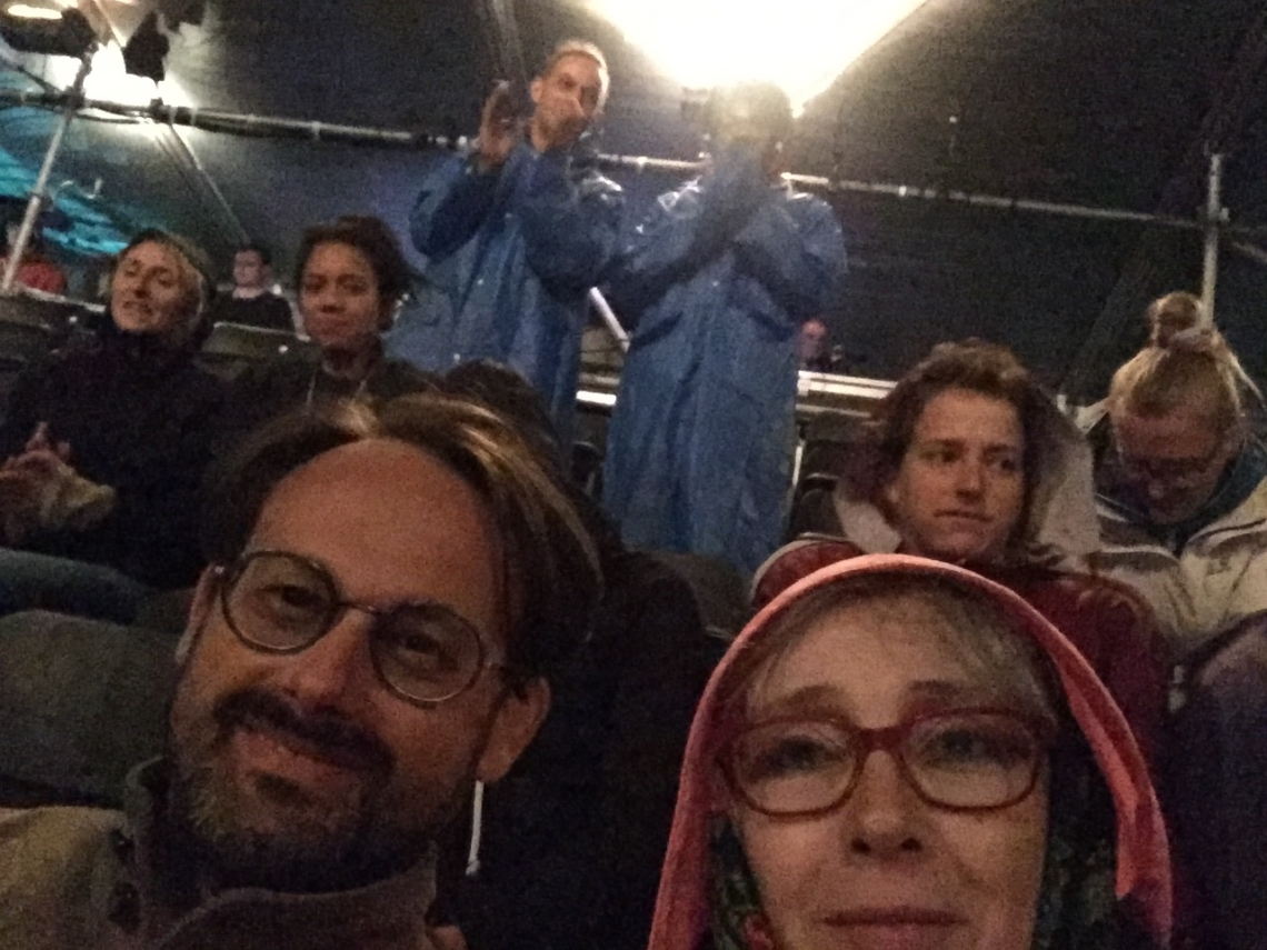 Am Theaterspektakel mit Madame l'Ambassadeur