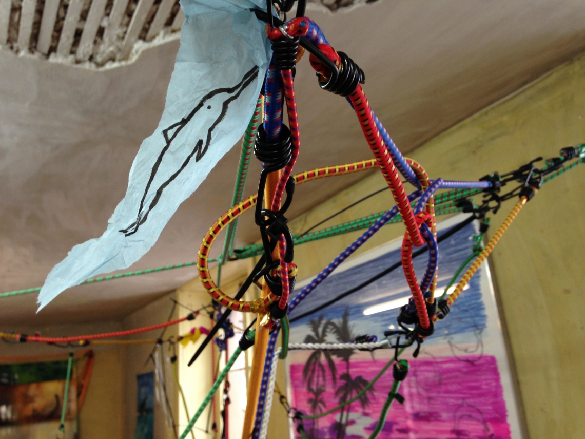 Veli&Amos: Follow The Outline. Gepäckträgerseil, Papier, Plastik, Marker 2013