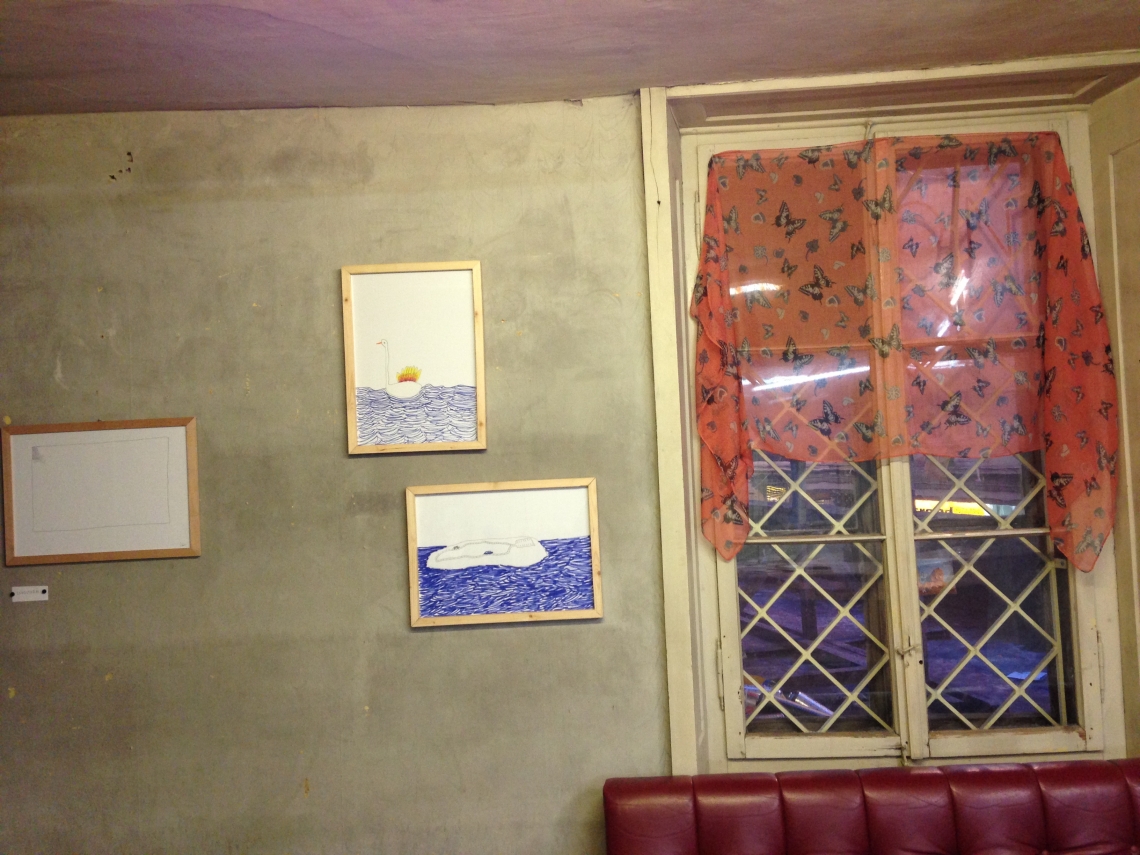 Mit einem bein in der nachttischschublade, Installationsansicht