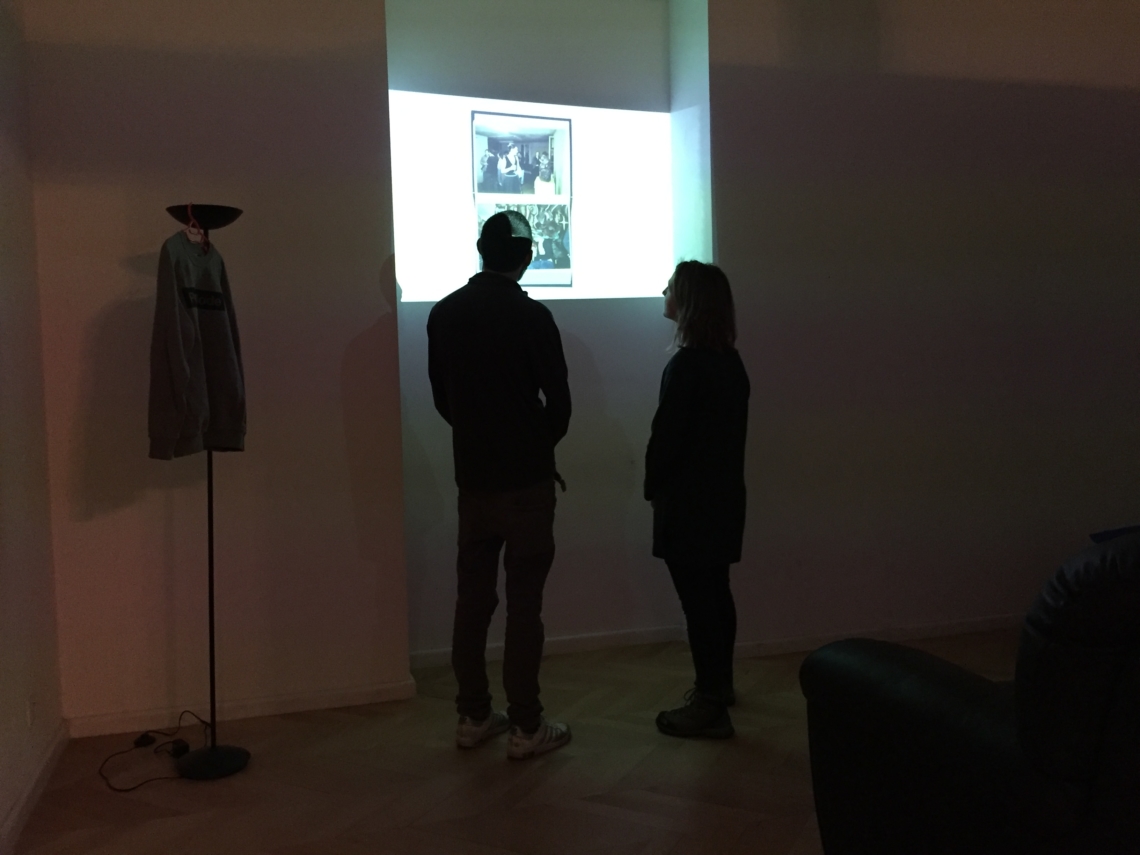 Der Empfang. Projektion "Perla-Mode-Album"