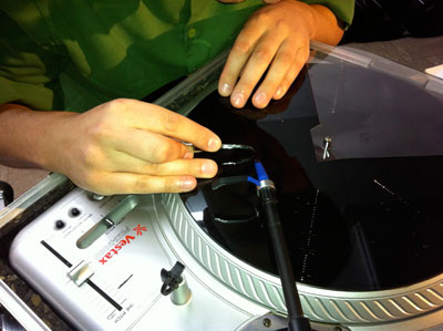 Martin Lorenz schneidet Kompositionen in Vinyl