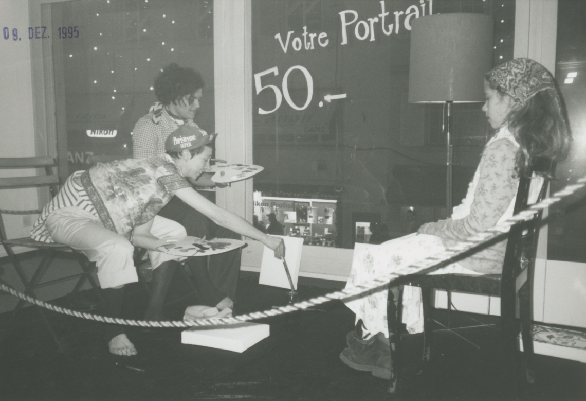 "Am 9.12.95 wollen Selina Trepp und Esther Eppstein ein Stück vom Kuchen", Bilderladen Monotony, 1995