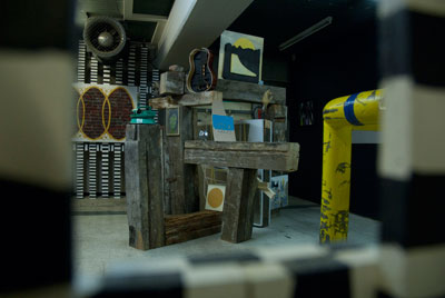 Friends and Lovers in Underground: Installation von Max Frisinger mit Werken von Dirk Meinzer, Michaela Eichwald, Jeremie Crettol, Jennifer Bennett, Verena Issel und anderen. Willy-Brandt Strasse, Hamburg 2011