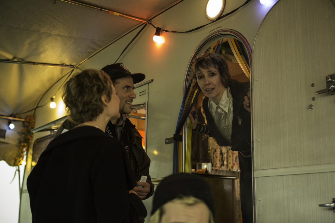 message salon Wohnwagen im Migros Museum, Vernissage mit Esther Eppstein, 2014. Photo Nicola Duc 