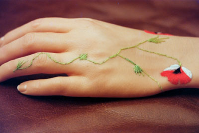 hand me a flower, 2005, bestickte Armprothese