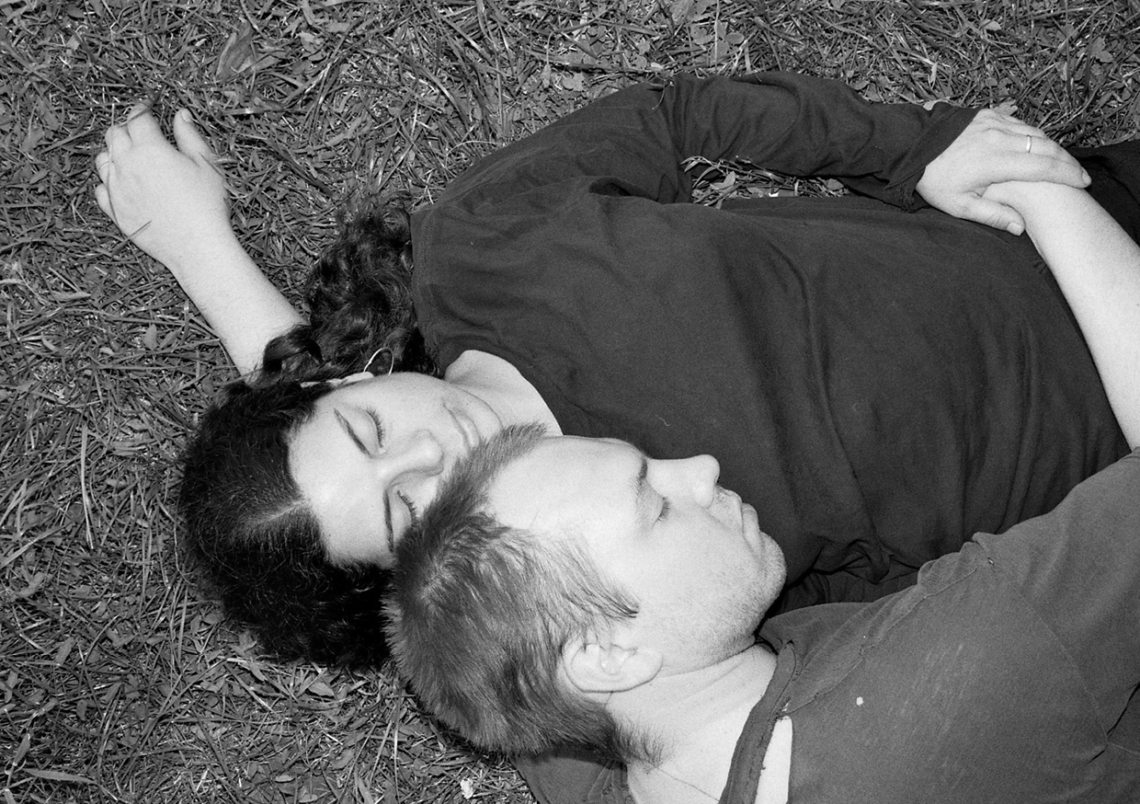 Manuela Libertad Morales Délano se repose contre Charles. Photo©Pauline Beaudement 2022