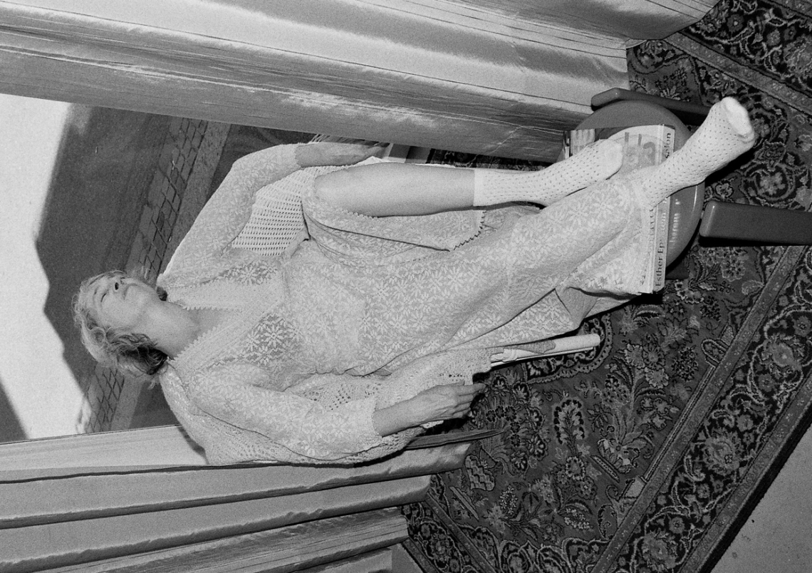 Esther Eppstein se prélasse à message salon embassy Réception. Photo©Pauline Beaudement 2022