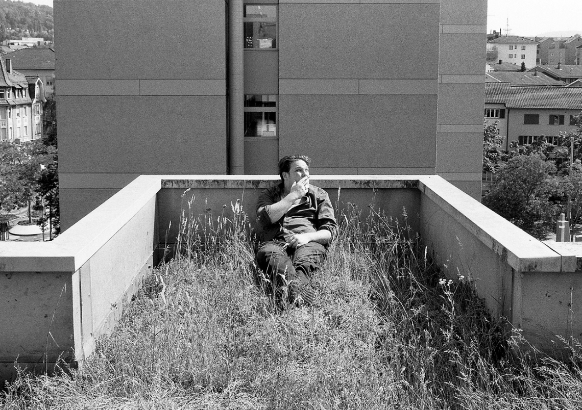 Clifford E. Bruckmann cogite sur le toit d’Hamlet. Photo©Pauline Beaudement 2022