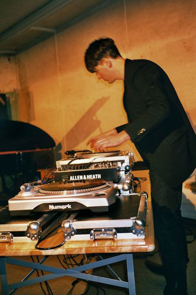 Martin Lorenz: Konzert in der Perla-Mode am 22.1.2011,
anlässlich der CD-Release des neu gegründeten Label DUMPF EDITION, aus dem Bereich Neue Musik und Experimental