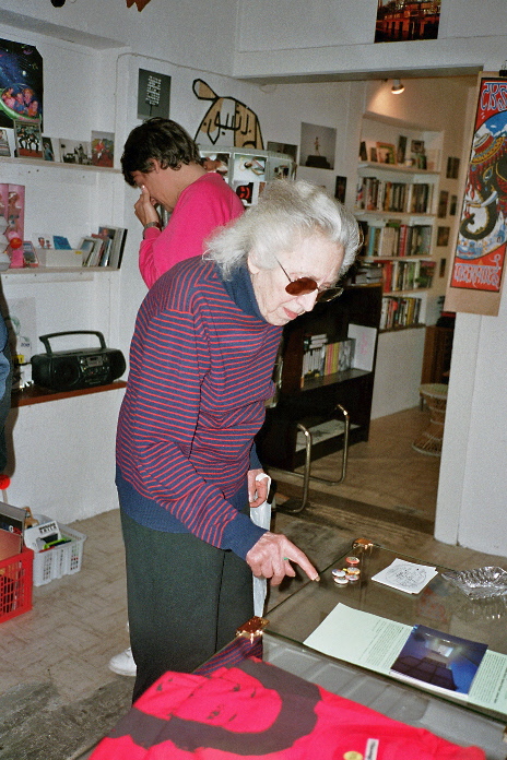 Shopliquidation, mit Nachbarin Frau Genkinger