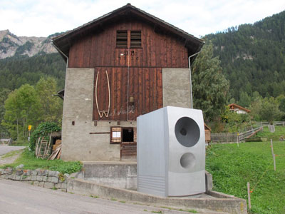 "speaker" vor dem Webstall, Franziska Koch, Pignia 2010