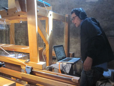 Jörg Köppl, Komponist, Computer– verbunden mit Webstuhl, Pignia 2010