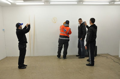 Vernissage 21.10.09, Patrick Hari (CH) Performance mit Pizzakurier, "The Profanation of the Indexical Problematic, in the Case of the Instant Picture, in a Triadic Model"