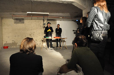 Vernissage 21.10.09, Daniel Lehan (GB), Performance "Expose"