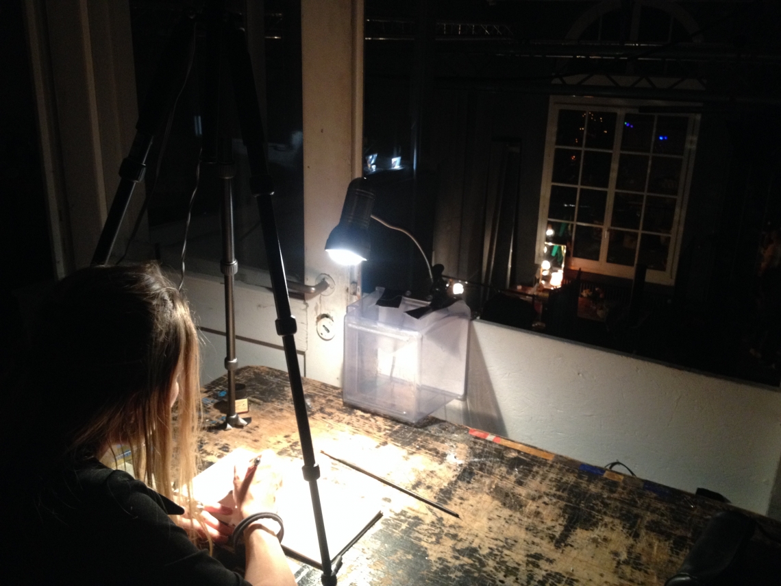 Karoline Schreiber zeichnet live unter der Kamera