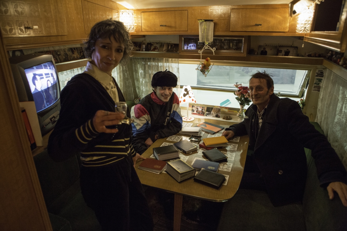 message salon Wohnwagen im Migros Museum, Vernissage mit Esther Eppstein, Moritz und Mauro Arnold, 2014. Photo Nicola Duc 